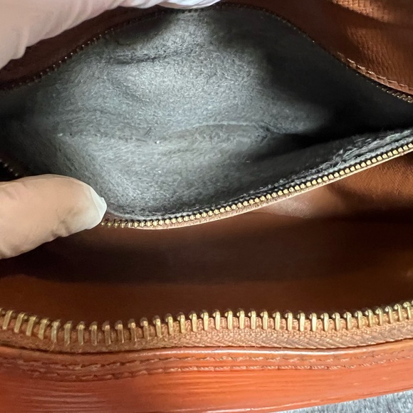 LOUIS VITTON EPI Jeune Fille Epi  Crossbody in Kenyan Fawn color - Picture 5 of 16